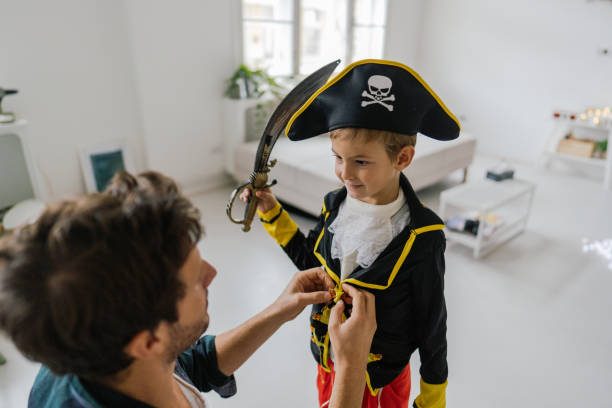 Crea una maschera di pirata usando una matita colorata per disegnare un occhio di pirata e una benda.